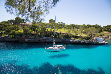 Łódź w krystalicznie czystej zatoce