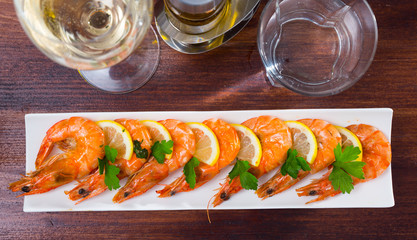 Grillowane krewetki z cytryną i pietruszką