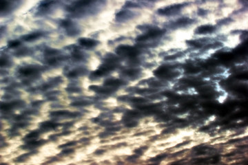 Poszarpane chmury na niebie słońca