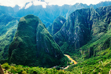 Malowniczy widok na dolinę Urubamba i okoliczne góry z ruin Machu Picchu w Peru