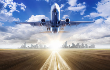 samolot na niebie przed wschodem słońca