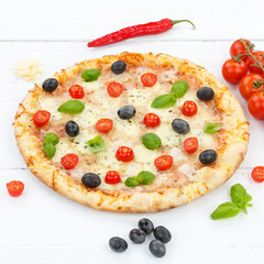 Pizza Margherita piec kwadrat na drewnianej desce