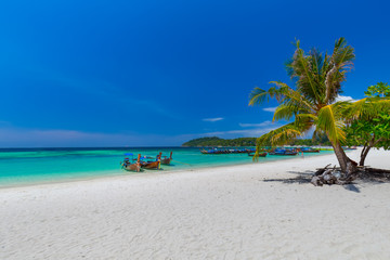Koh Lipe z piękną plażą i niebieskim niebem przy Koh Khai w Andaman morzu, Tarutao park narodowy, Satun prowincja, Tajlandia