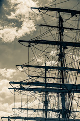 Szczegółowy zbliżenie maszt olinowania góry na żaglówce