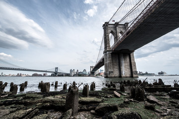 Brooklyn Bridge w Nowym Jorku, NYC ze słynnym widokiem na pejzaż miejski