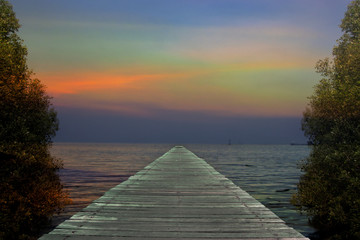 Lesisty most w porcie między wschodem słońca.