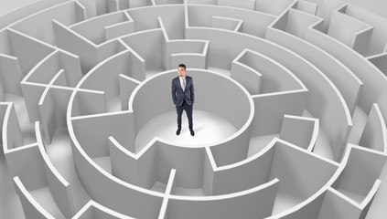 Młoda biznesmen pozycja w środku 3d round labirynt
