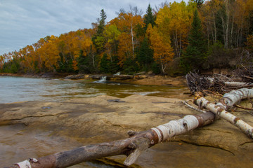 Elliot Falls jesienią, na zdjęciu Rocks National Lakeshore, Michigan
