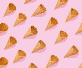 Kreatywny układ - wzór wykonany z szyszek lodów, widok z góry