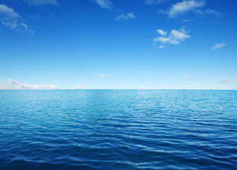 Błękitna woda morska