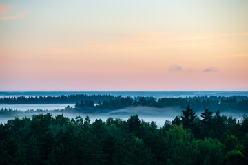 kolorowy wschód słońca zachód słońca w mgliste lato łąka