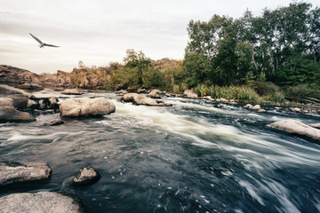 Rzuć się na górską rzekę płynącą wśród kamieni