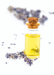 olejek lawendowy na białym tle