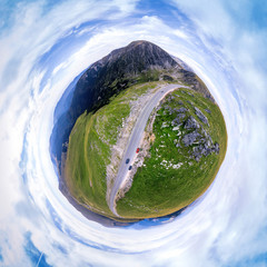 Widok z lotu ptaka na drodze transalpina na górze Rumunia, podróż, pojęcie przygody, sposób motocyklistów, miejsce na wakacje, szczyt góry, niezwykły widok, małe planety, letni dzień, kwadratowe zdjęcie