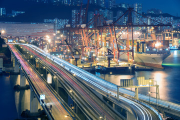 Port towarowy i autostrada w Hong Kongu