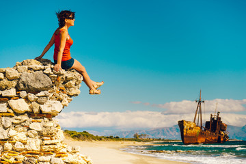Turystyczna kobieta na plażowym cieszy się wakacje