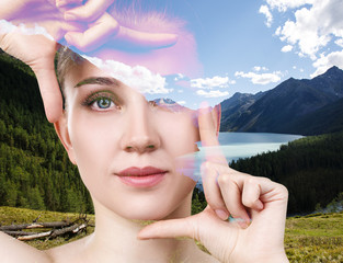 Podwójna ekspozycja młodej pięknej kobiety i natury.