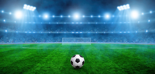 Piłka na zielonym stadionie