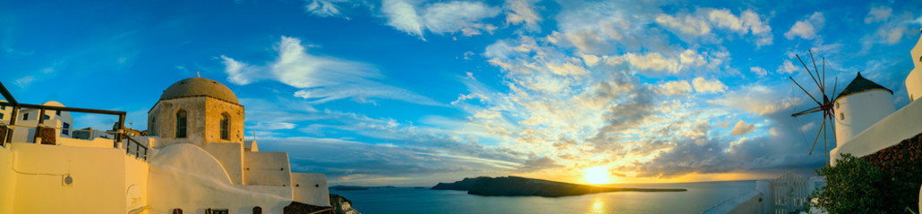 Panorama Oia Village podczas zachodu słońca. Grecja Santorini Island