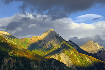 Rockies, Colin Range, Park Narodowy Jasper, Alberta, Kanada. Park Narodowy Jasper jest wpisany na Listę Światowego Dziedzictwa UNESCO