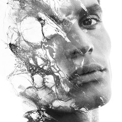 Malarstwo. Podwójna ekspozycja atrakcyjnego modelu męskiego w połączeniu z ręcznie rysowanymi obrazami z atramentem o głębi i fakturze, czarno-białym