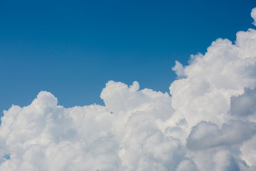 puszyste białe chmury nad jasnym tle niebieskiego nieba