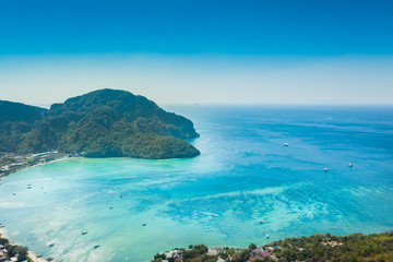 turkusowe morze i wyspa