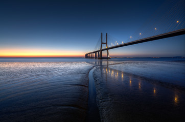 Spokojna atmosfera w Vasco da Gama Bridge w Lizbonie podczas wschodu słońca. Ponte Vasco de Gama, Lizbona, Portugalia