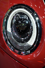 Nadwozie i paski wokół samochodu Elementy wyglądają pięknie. Reflektory samochodowe wyglądają stylowo.