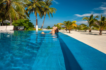 Kobieta przy plażowym basenem w Maldives