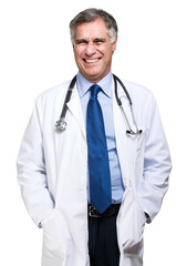 Uśmiechnięty lekarz medycyny z stetoskopem. Pojedynczo na białym tle