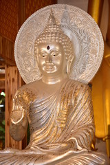 Stara złota buddyjska świątynia w Bangkok, Thailand.shrine wśrodku buddyjskiej świątyni. Piękna świątynia z jasnym niebem w Tajlandia. Świątynia została zbudowana wiele lat temu w wyjątkowym stylu tajskim.