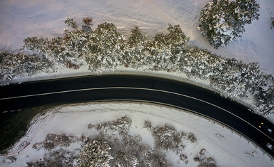 Droga widziana z powietrza z pokrytymi śniegiem drzewami
