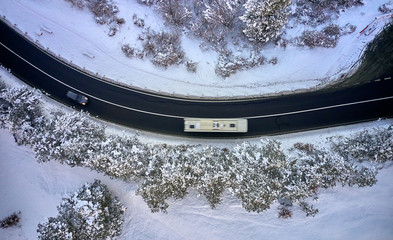 Droga widziana z powietrza z pokrytymi śniegiem drzewami