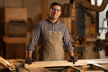 Rzemieślnik drewna w pracy