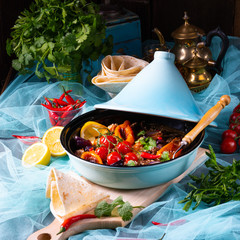 Smaczna pikantna wołowina z różnymi warzywami gotowanymi w taginie