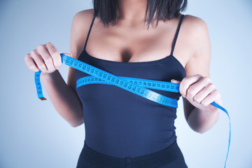 Kobiety pomiarowa klatka piersiowa na szarym tle