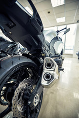 Widok z tyłu motocykla z naciskiem na łańcuch.