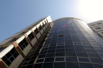 komercyjny wieżowiec w promieniach słońca w centrum miasta