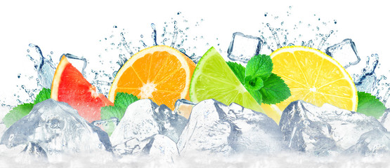 cytrusy plusk wody i kostki lodu na białym