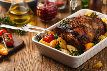 Pieczone całe ramię, z ziemniakami, papryką i pomidorami. Marynowane w białym winie.