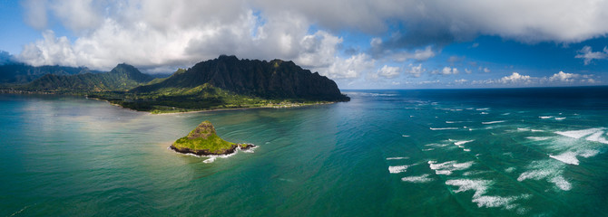 Powietrzna panorama wyspa Mokolii otaczająca torquise ocean fala i górami Wschodnie wybrzeże Oahu, Hawaje (kapelusz Chinaman's).