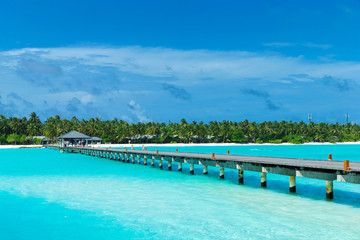 Wyspa Maldives z białą piaszczystą plażą i morzem