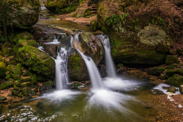 Schiessentümpel to mały i malowniczy wodospad nad rzeką Black Ernz. Mullerthal - Mała Szwajcaria Luksemburga.