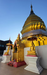Złoty Chedi i Buddhas o zachodzie słońca, Chiang Mai, Tajlandia