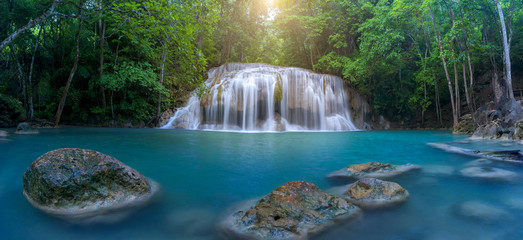 Panoramiczna piękna siklawa w głębokiej lasowej siklawie przy Tajlandia
