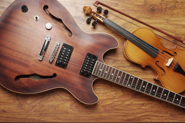 Gitara elektryczna i skrzypce.