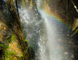 Piękna tęcza w wodzie spada