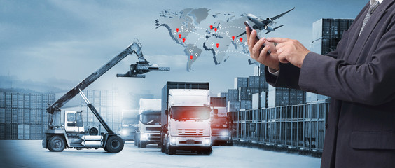Podwójna ekspozycja człowieka z koncepcją transportu, importu-eksportu i logistyki, istnieje ciężarówka kontenerowa, samolot dla przemysłu importowego