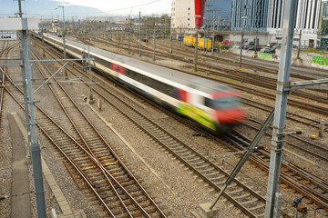 Pociąg kolejowy w drodze, Genewa, Szwajcaria